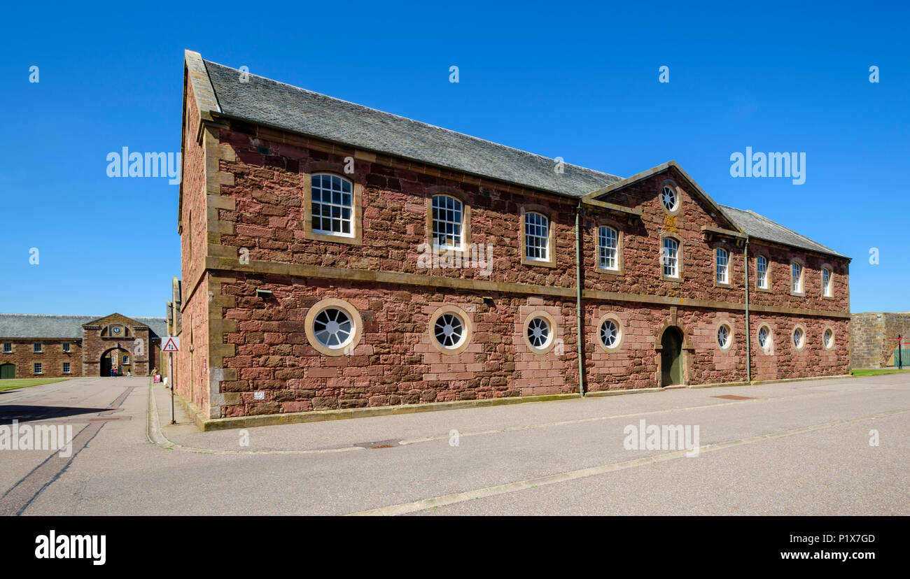 FORT GEORGE INVERNESS Scozia una baracca edificio di pietra rossa con finestre circolari Foto Stock