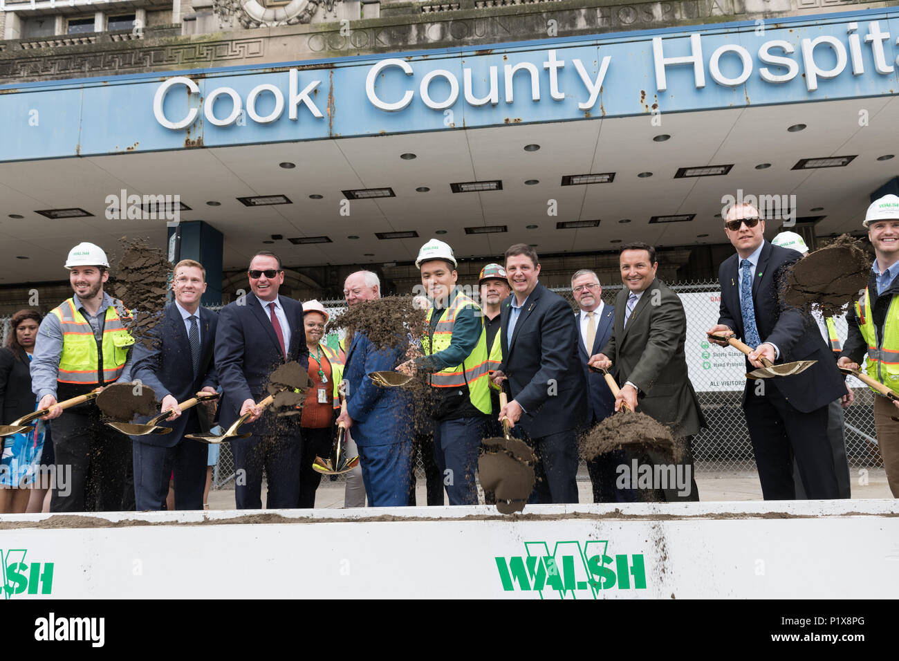 I partecipanti alla cerimonia rivoluzionaria per la riqualificazione di Cook County Hospital Foto Stock