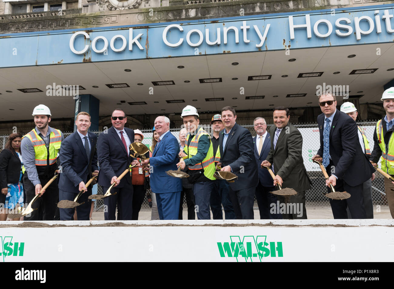 I partecipanti alla cerimonia rivoluzionaria per la riqualificazione di Cook County Hospital Foto Stock