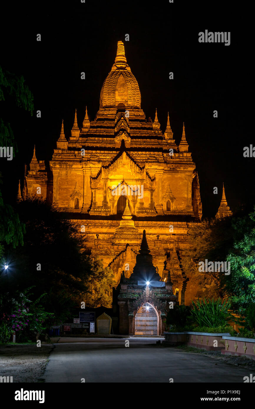 Bagan illuminato Tempio di notte in Myanmar. Foto Stock