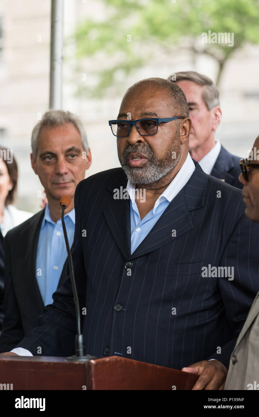 Relatore presso la cerimonia rivoluzionaria per la riqualificazione di Cook County Hospital Foto Stock