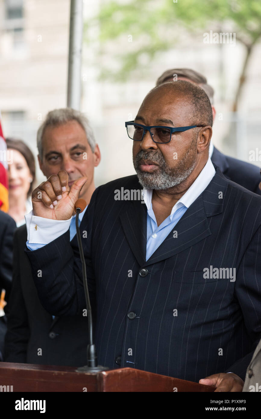 Relatore presso la cerimonia rivoluzionaria per la riqualificazione di Cook County Hospital Foto Stock