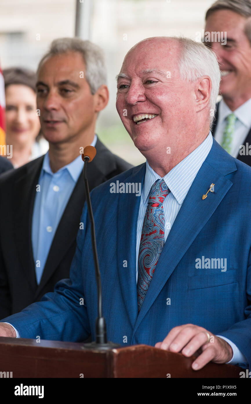 Relatore presso la cerimonia rivoluzionaria per la riqualificazione di Cook County Hospital Foto Stock