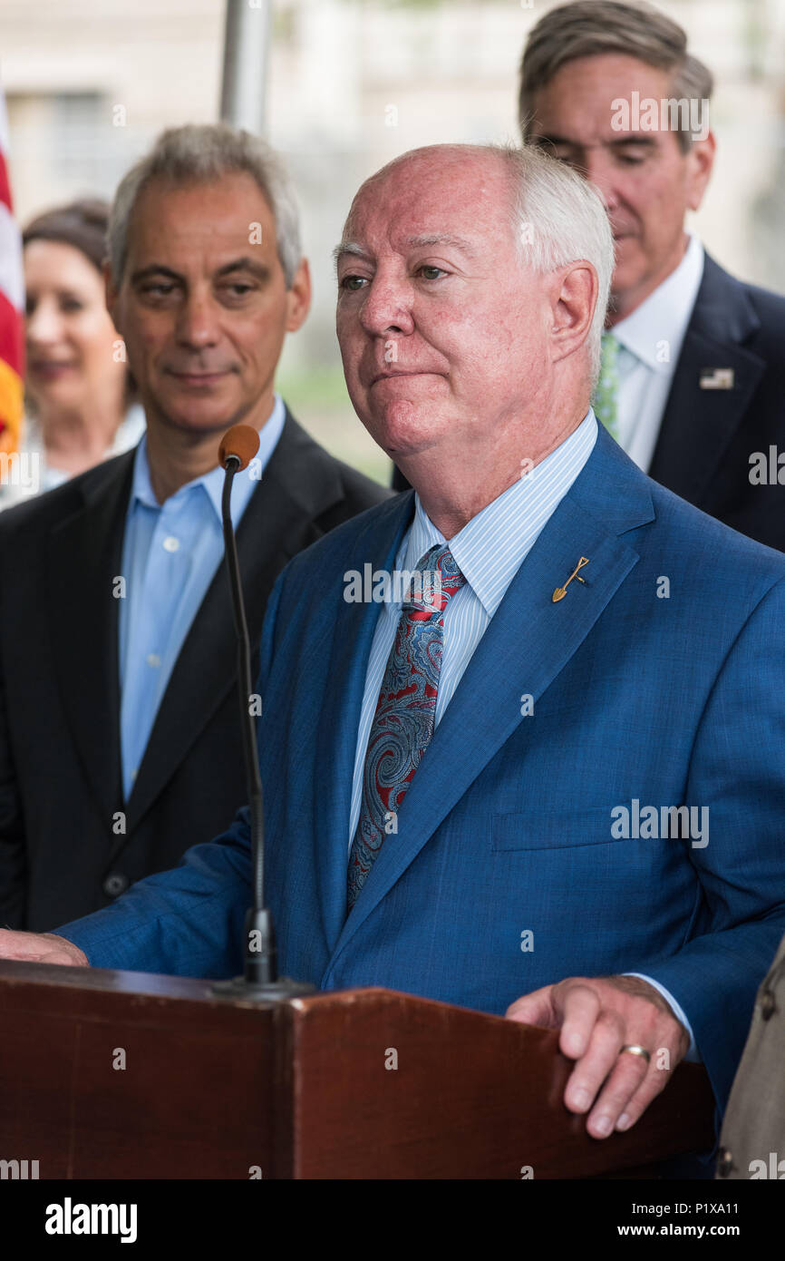 Relatore presso la cerimonia rivoluzionaria per la riqualificazione di Cook County Hospital Foto Stock