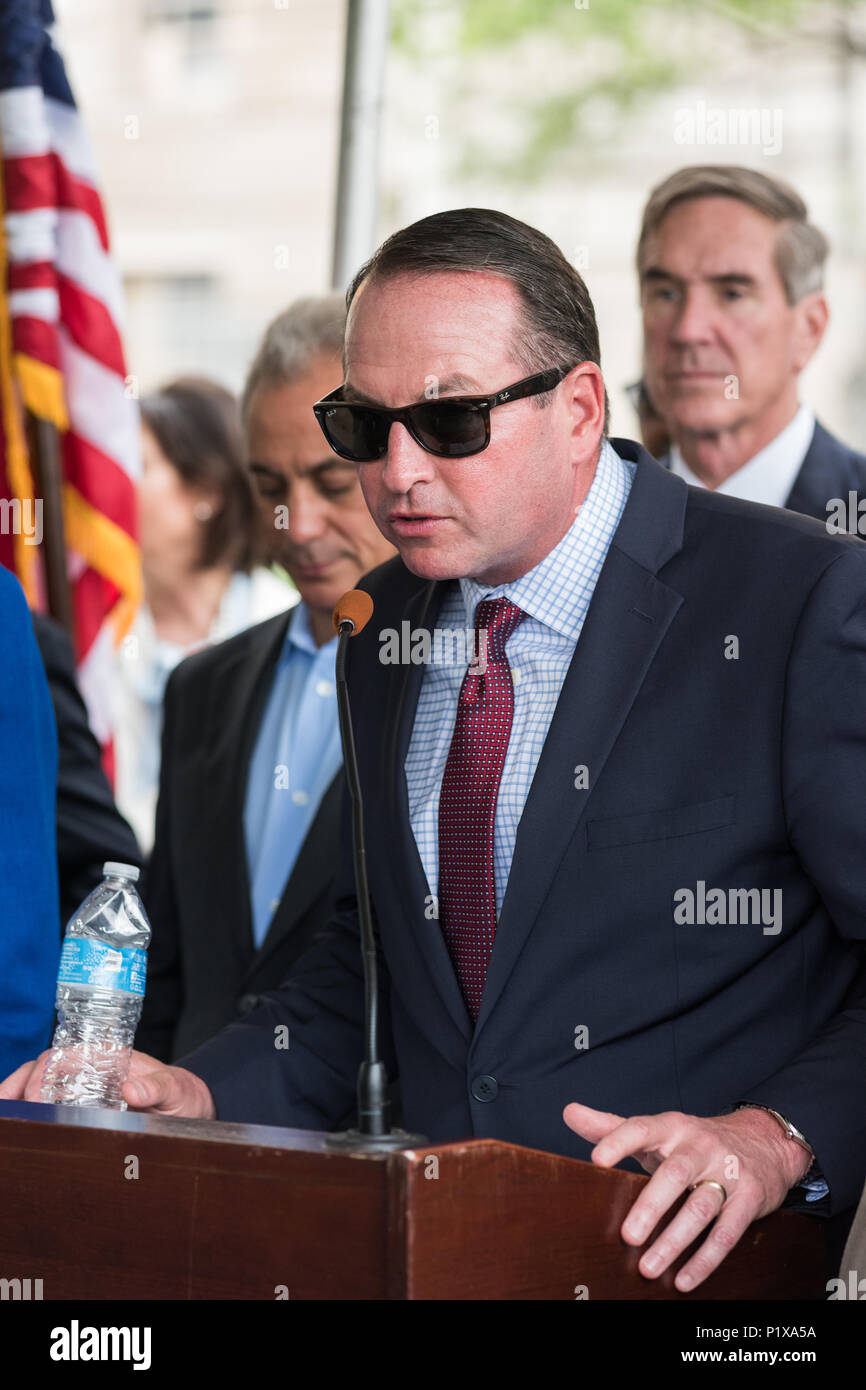 Relatore presso la cerimonia rivoluzionaria per la riqualificazione di Cook County Hospital Foto Stock