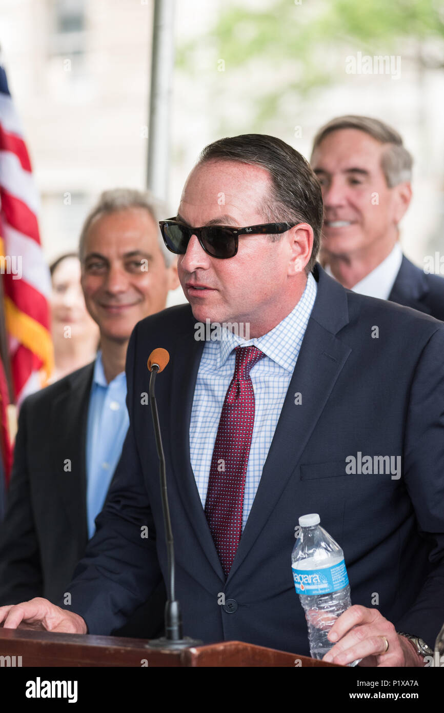 Relatore presso la cerimonia rivoluzionaria per la riqualificazione di Cook County Hospital Foto Stock