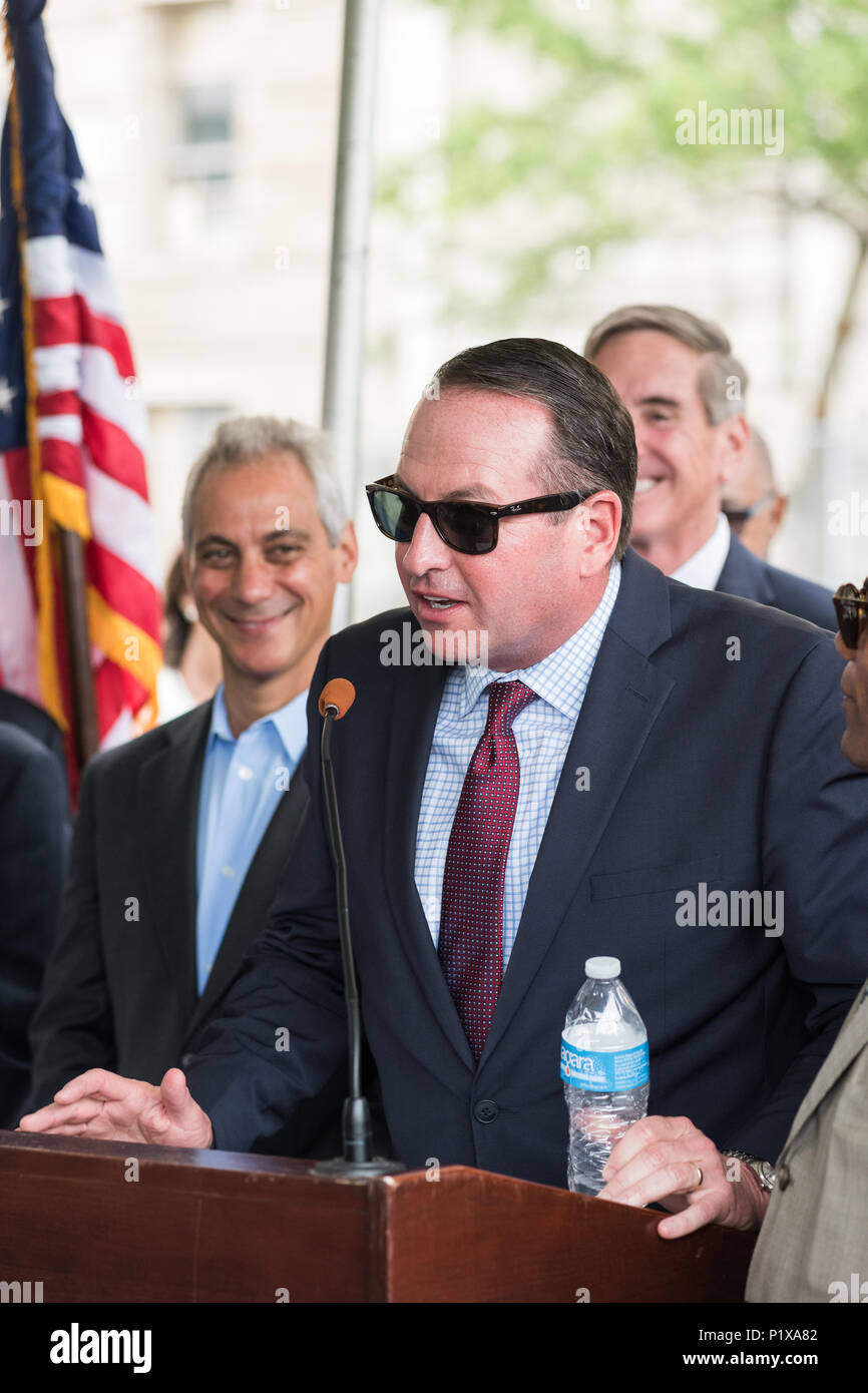 Relatore presso la cerimonia rivoluzionaria per la riqualificazione di Cook County Hospital Foto Stock