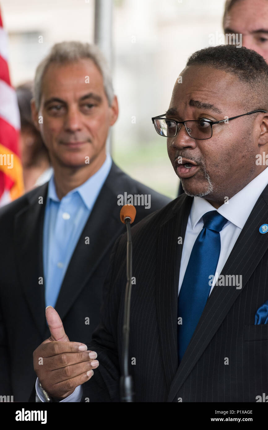 Relatore presso la cerimonia rivoluzionaria per la riqualificazione di Cook County Hospital Foto Stock