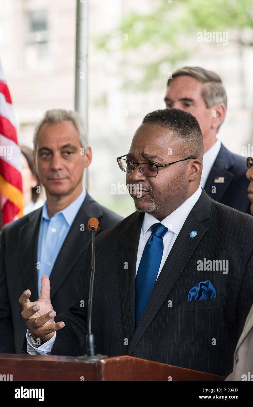 Relatore presso la cerimonia rivoluzionaria per la riqualificazione di Cook County Hospital Foto Stock