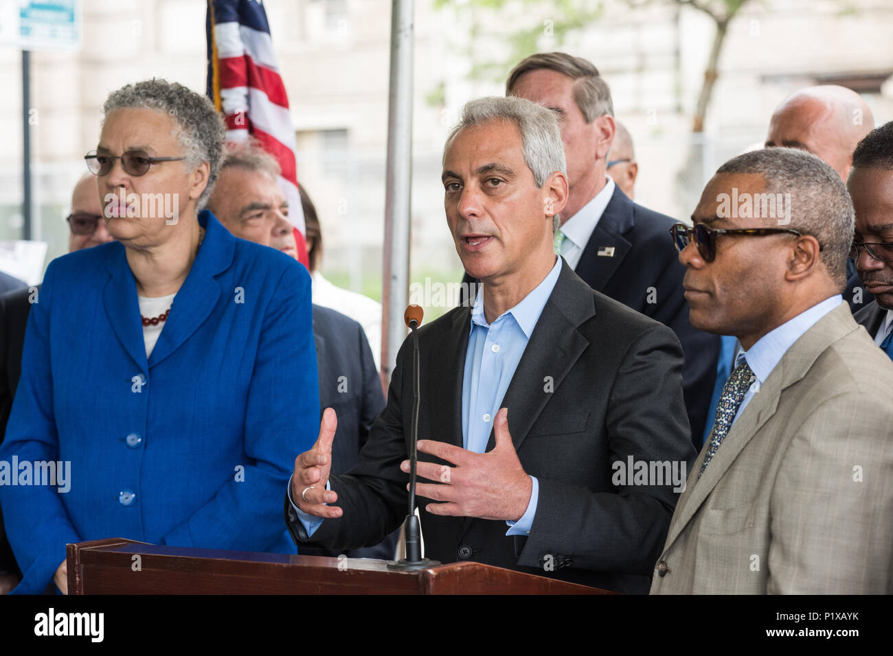 Sindaco Rahm Emanuel intervenendo alla cerimonia rivoluzionaria per la riqualificazione di Cook County Hospital Foto Stock