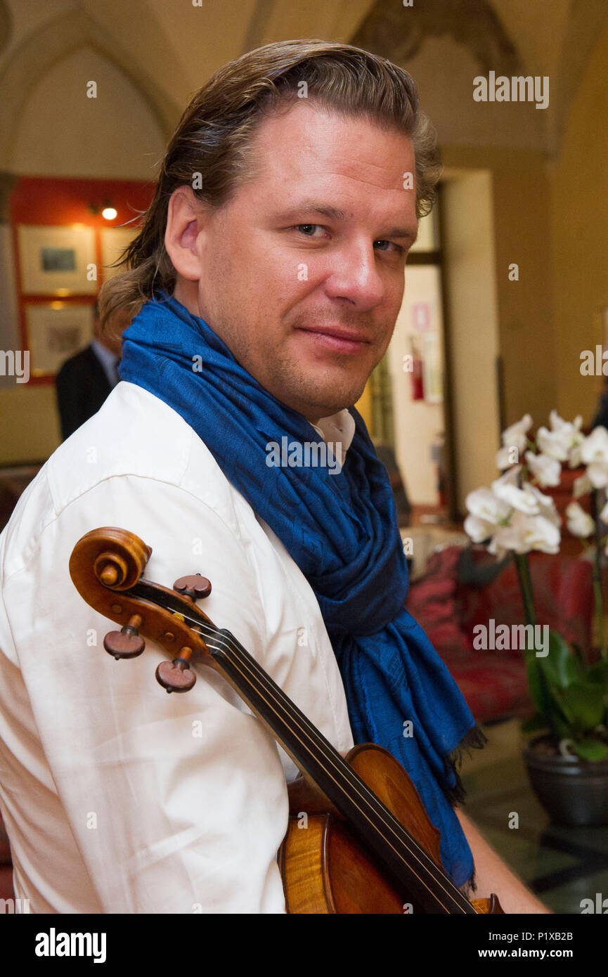 L'Italia, Lombardia, Milano tradivari 'festival' di Cremona. Nella foto: il violinista Kirill Troussov con il violino "Brodsky' da Stradivari nel 1702. Foto Stock