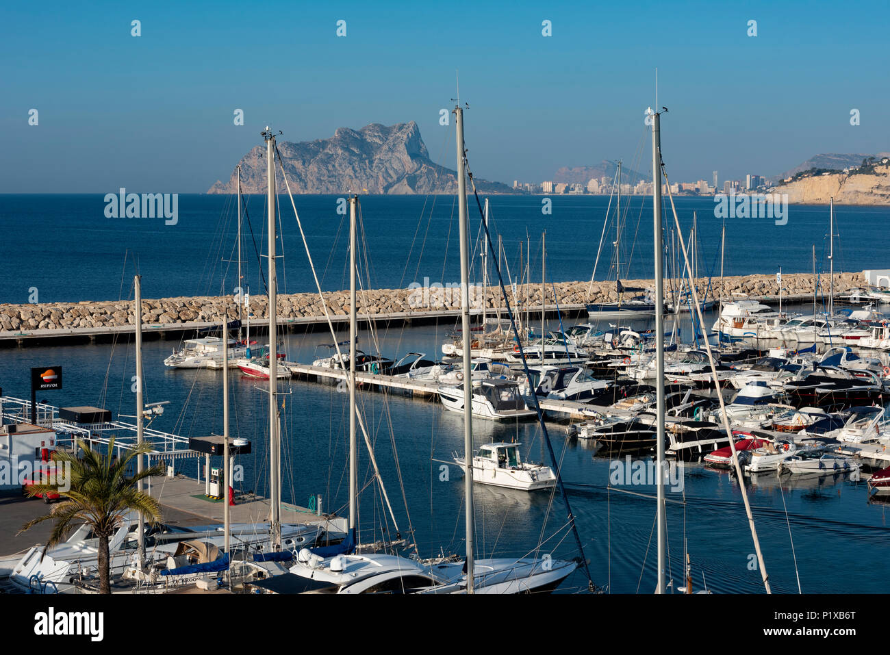 Vista di yacht e barche a vela in marina port di Moraira, Calpe e la Rocca di Ifach in background, Costa Blanca, Alicante provincia,Spagna Foto Stock