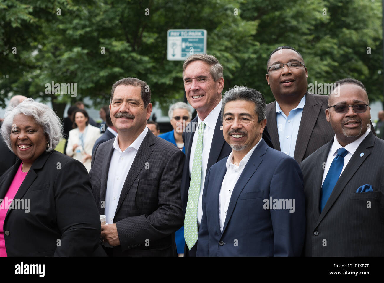 I partecipanti alla cerimonia rivoluzionaria per la riqualificazione di Cook County Hospital Foto Stock