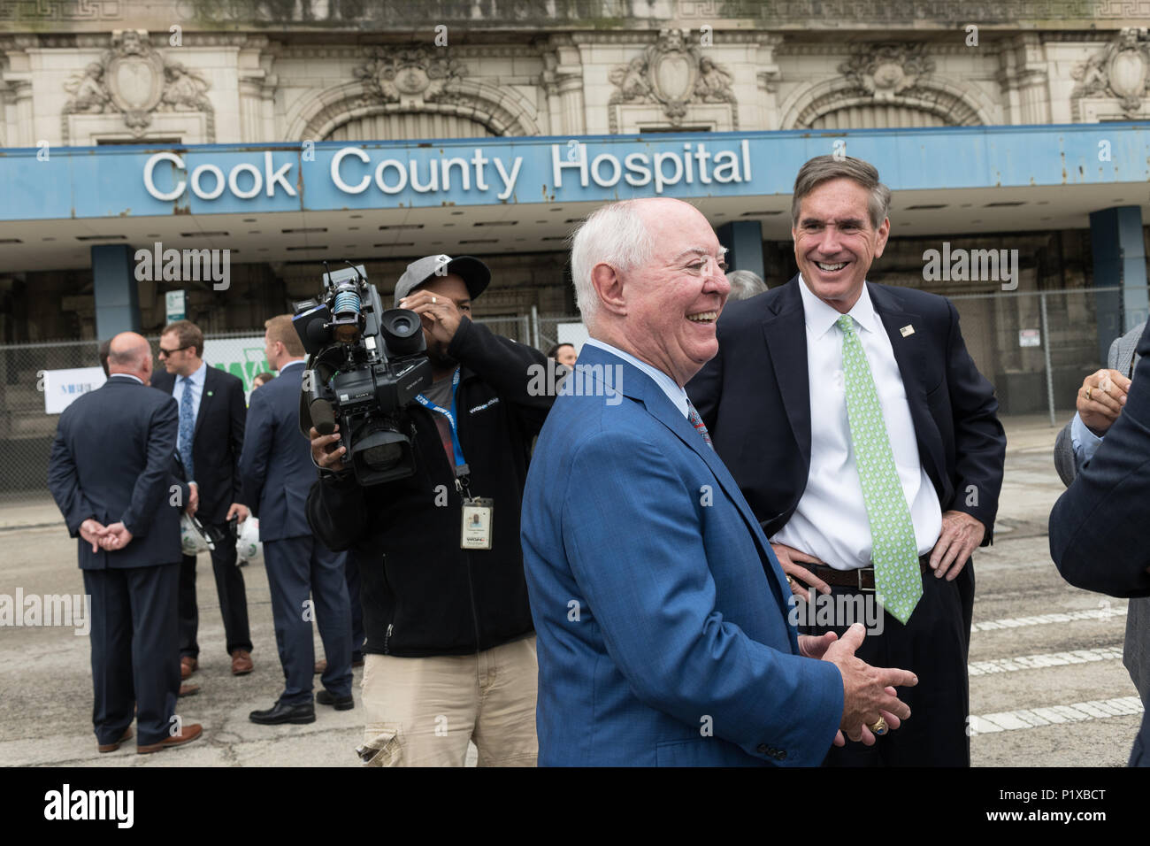 I partecipanti alla cerimonia rivoluzionaria per la riqualificazione di Cook County Hospital Foto Stock
