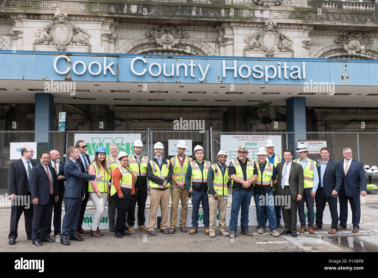 I partecipanti alla cerimonia rivoluzionaria per la riqualificazione di Cook County Hospital Foto Stock