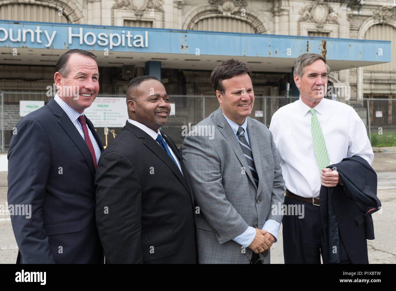 I partecipanti alla cerimonia rivoluzionaria per la riqualificazione di Cook County Hospital Foto Stock