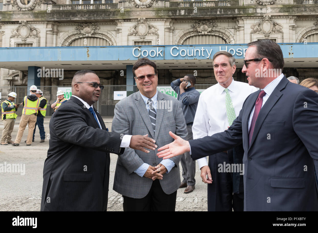 I partecipanti alla cerimonia rivoluzionaria per la riqualificazione di Cook County Hospital Foto Stock