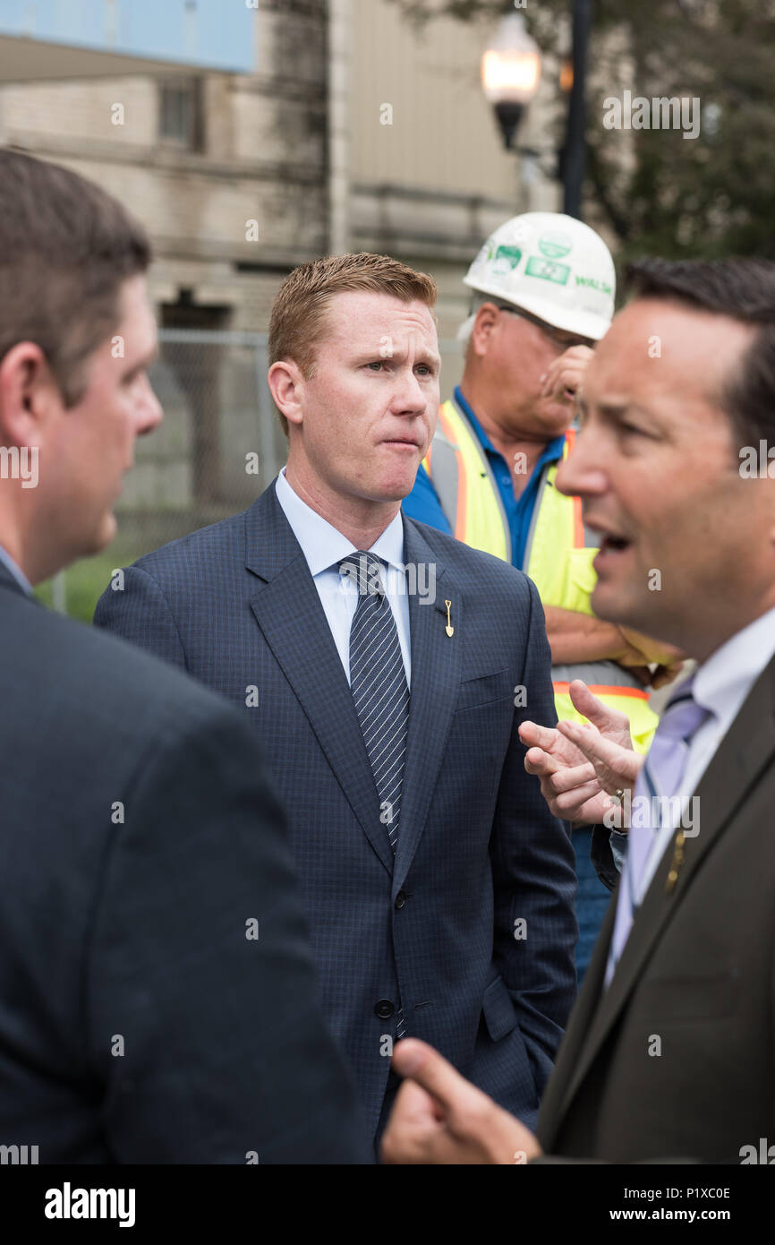 I partecipanti alla cerimonia rivoluzionaria per la riqualificazione di Cook County Hospital Foto Stock