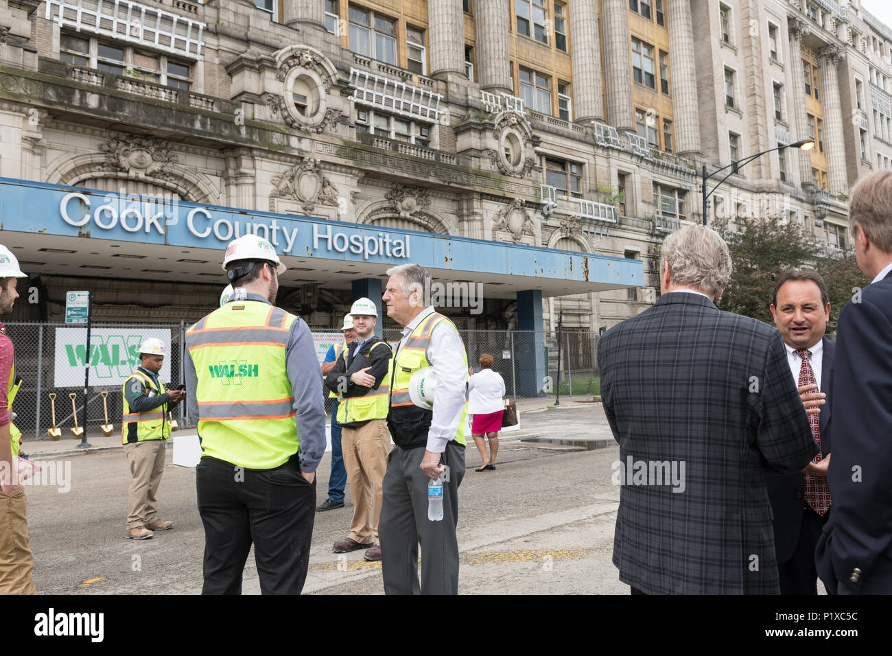 I partecipanti alla cerimonia rivoluzionaria per la riqualificazione di Cook County Hospital Foto Stock
