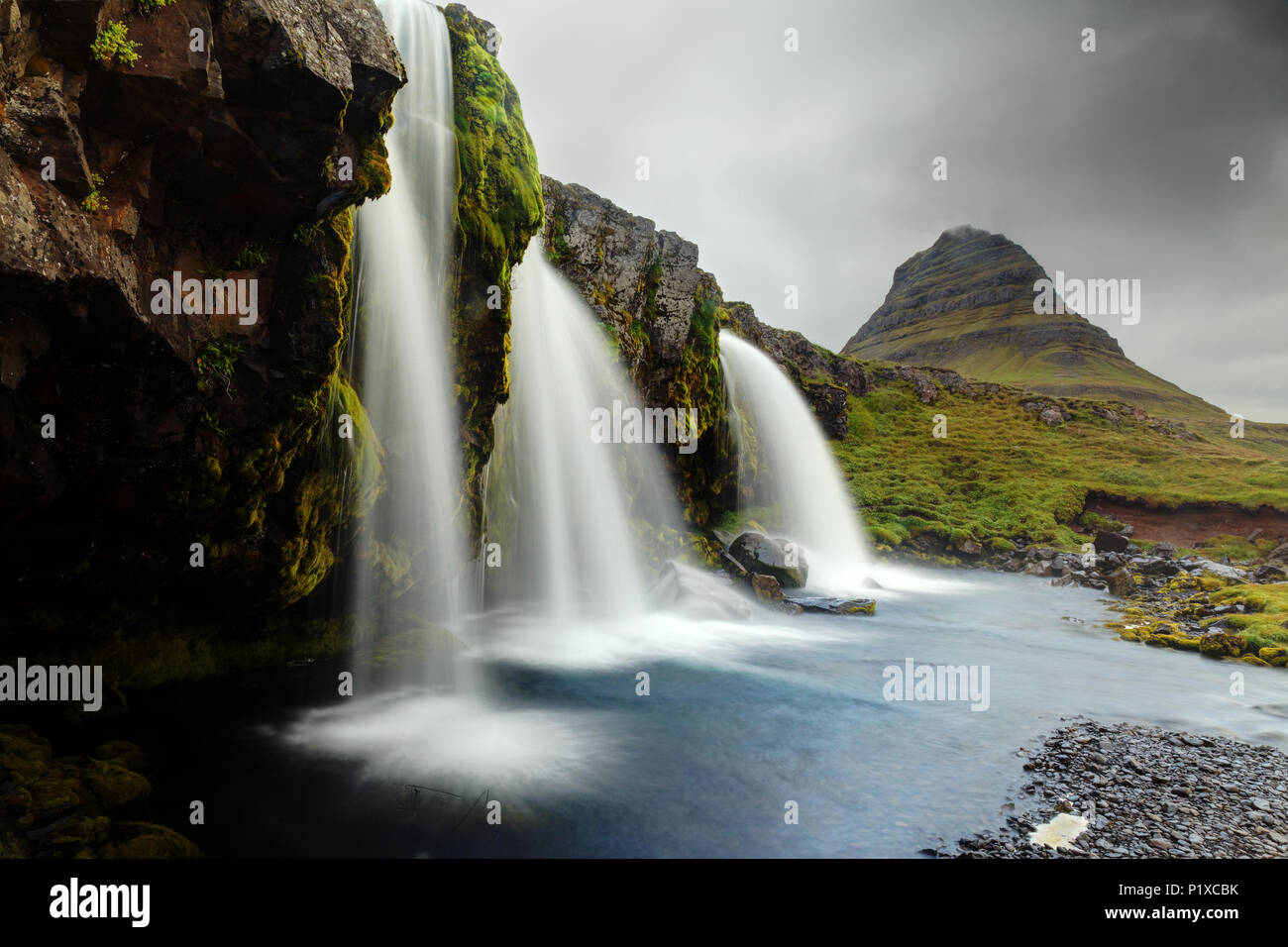 Il fiume Kirkjufellsa scorre su Kirkjfellsfoss sotto Kirkjufell (Chiesa montagna), Grundarfjordur, Snaefellsnes peninsula, West Islanda Islanda Foto Stock