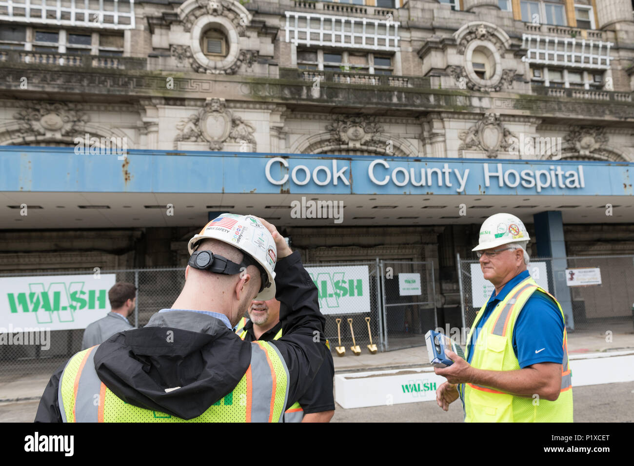 I partecipanti alla cerimonia rivoluzionaria per la riqualificazione di Cook County Hospital Foto Stock