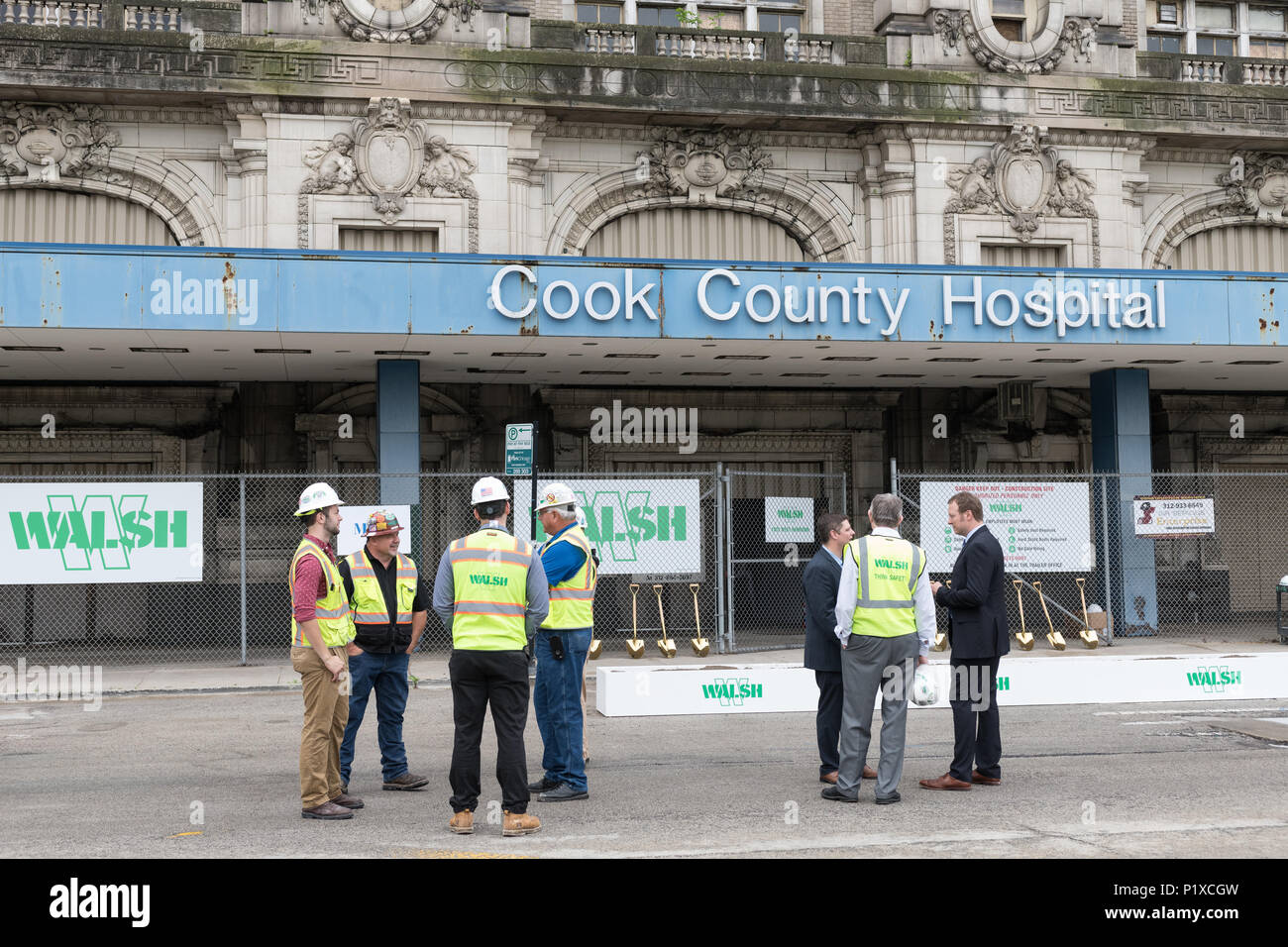I partecipanti alla cerimonia rivoluzionaria per la riqualificazione di Cook County Hospital Foto Stock