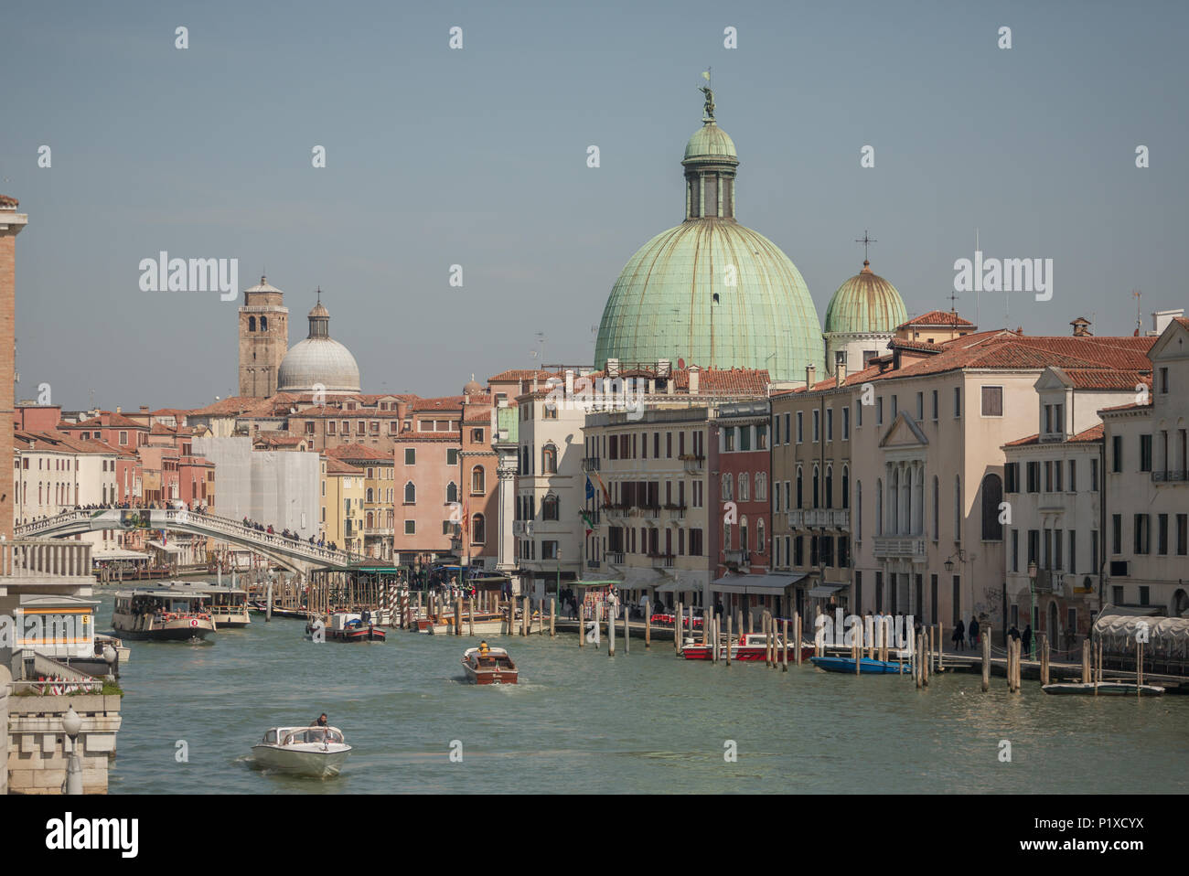 Canal Grande e la Basilica di Santa Maria della Salute Venezia, Italia. Con retro vintage stile Instagram effetto filtro Foto Stock