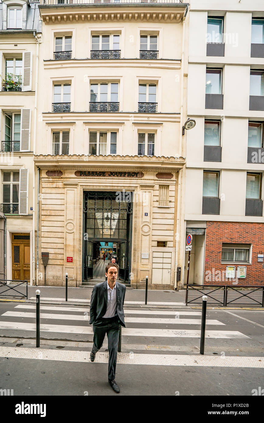 La facciata di passaggio Jouffroy nel 9th circondario. E' uno dei famosi passaggi coperti di Parigi, o passaggi couverts de Paris. Foto Stock