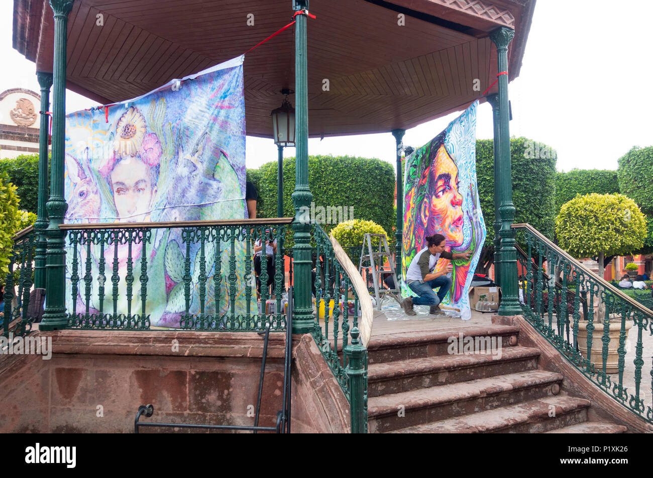 Murale dipinto artista nel gazebo di El Jardin nel centro di San Miguel De Allende Foto Stock