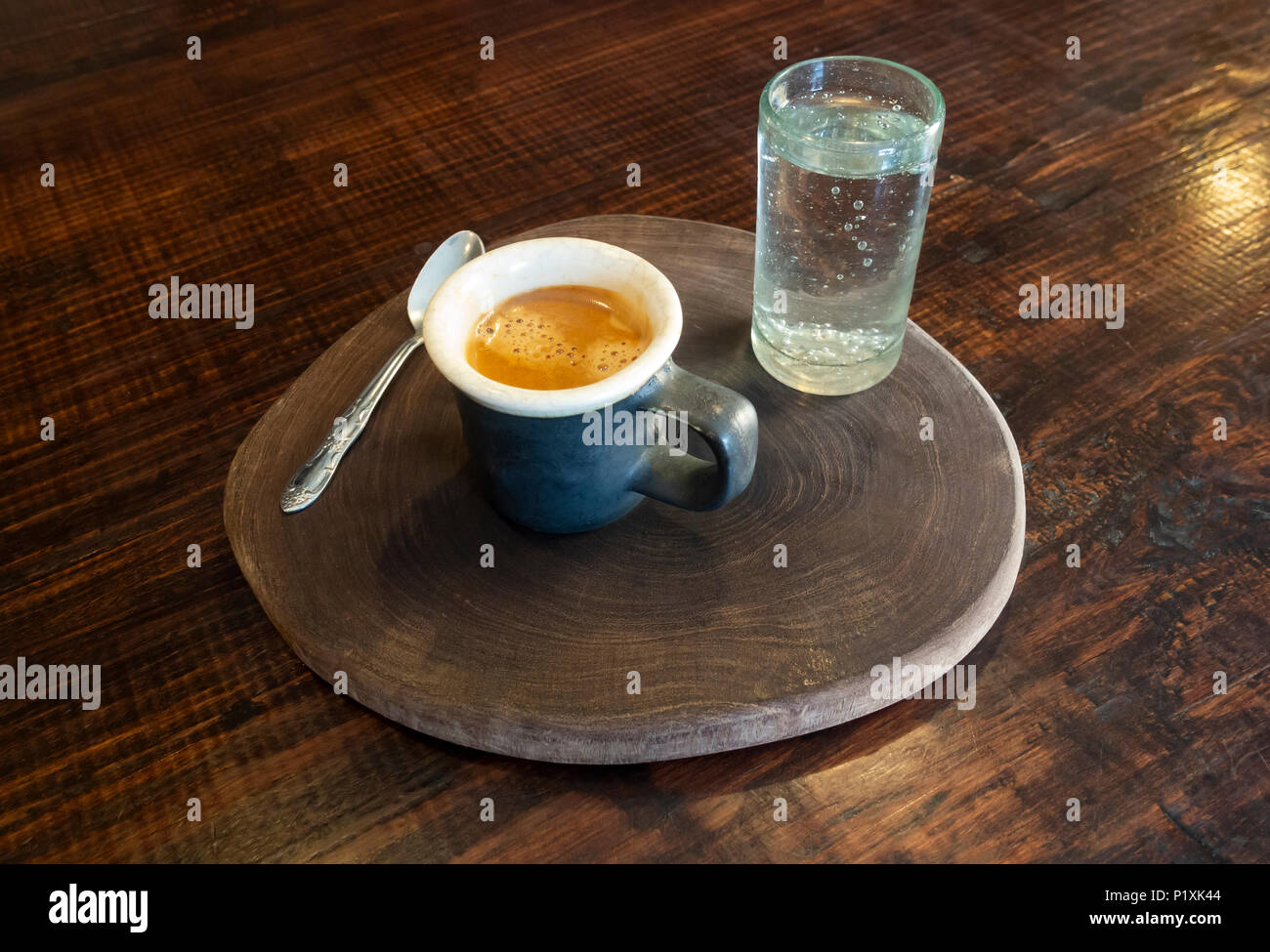 Una tazza di caffè espresso con un piccolo bicchiere di acqua frizzante  Foto stock - Alamy
