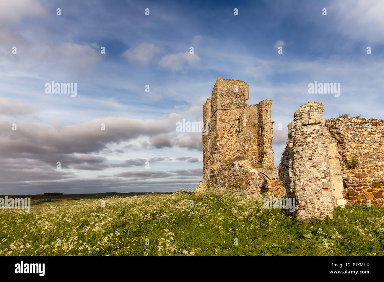 Sbriciolare diruta chiesa sulla cima di una collina con vedute fantastiche del inglese paesaggio rurale Foto Stock