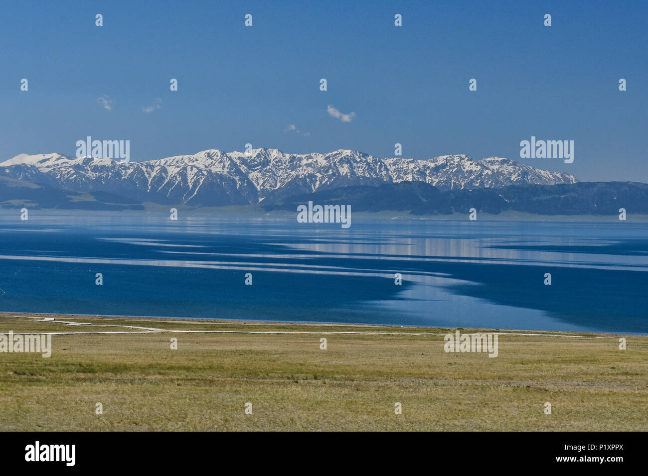 Lago Sayram e Tian Shan la gamma, Xinjiang, Cina Foto Stock