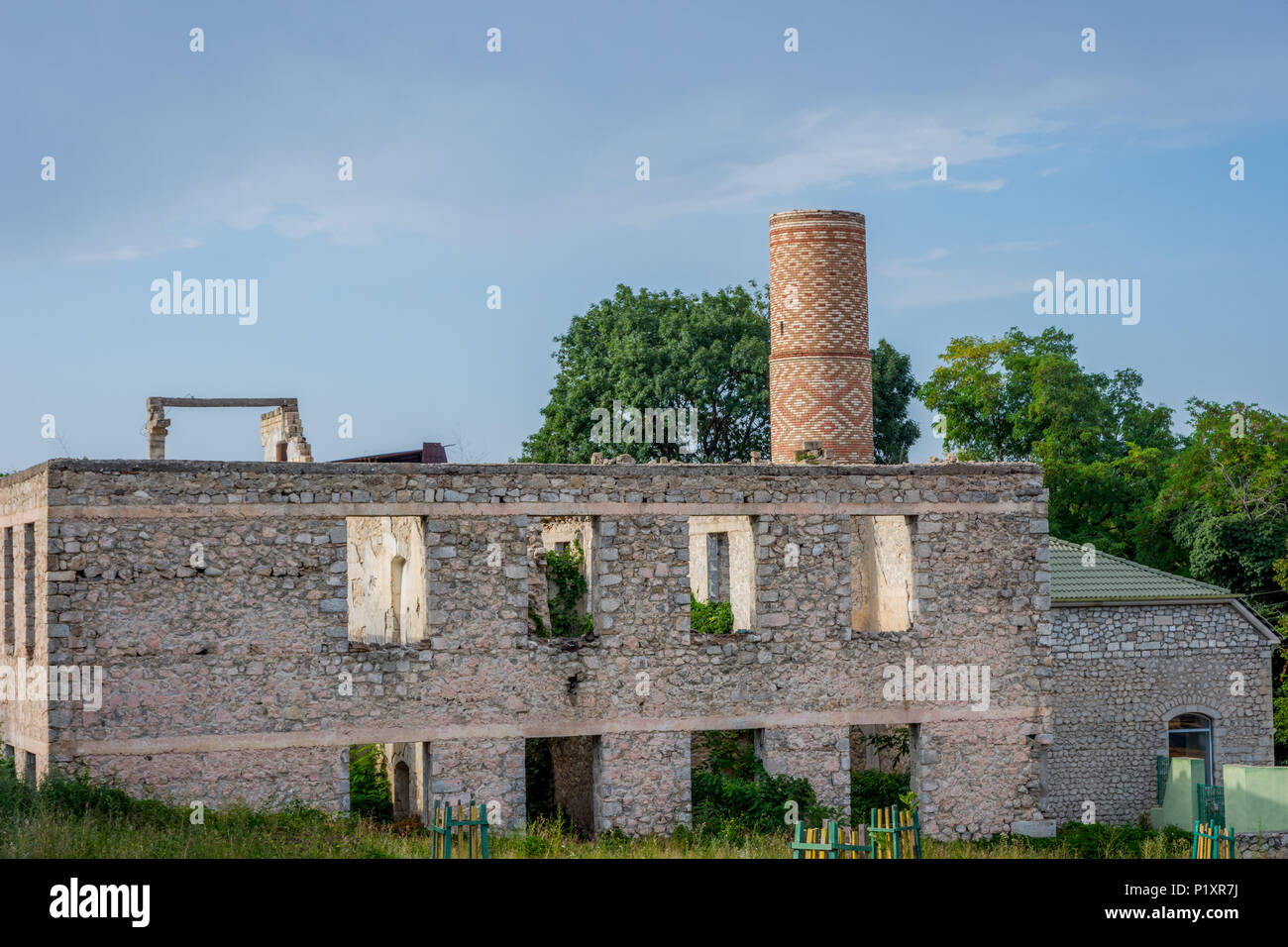 Pareti esterne e la metà del minareto in Shushi, Nagorno Karabakh Artsakh repubblica Foto Stock