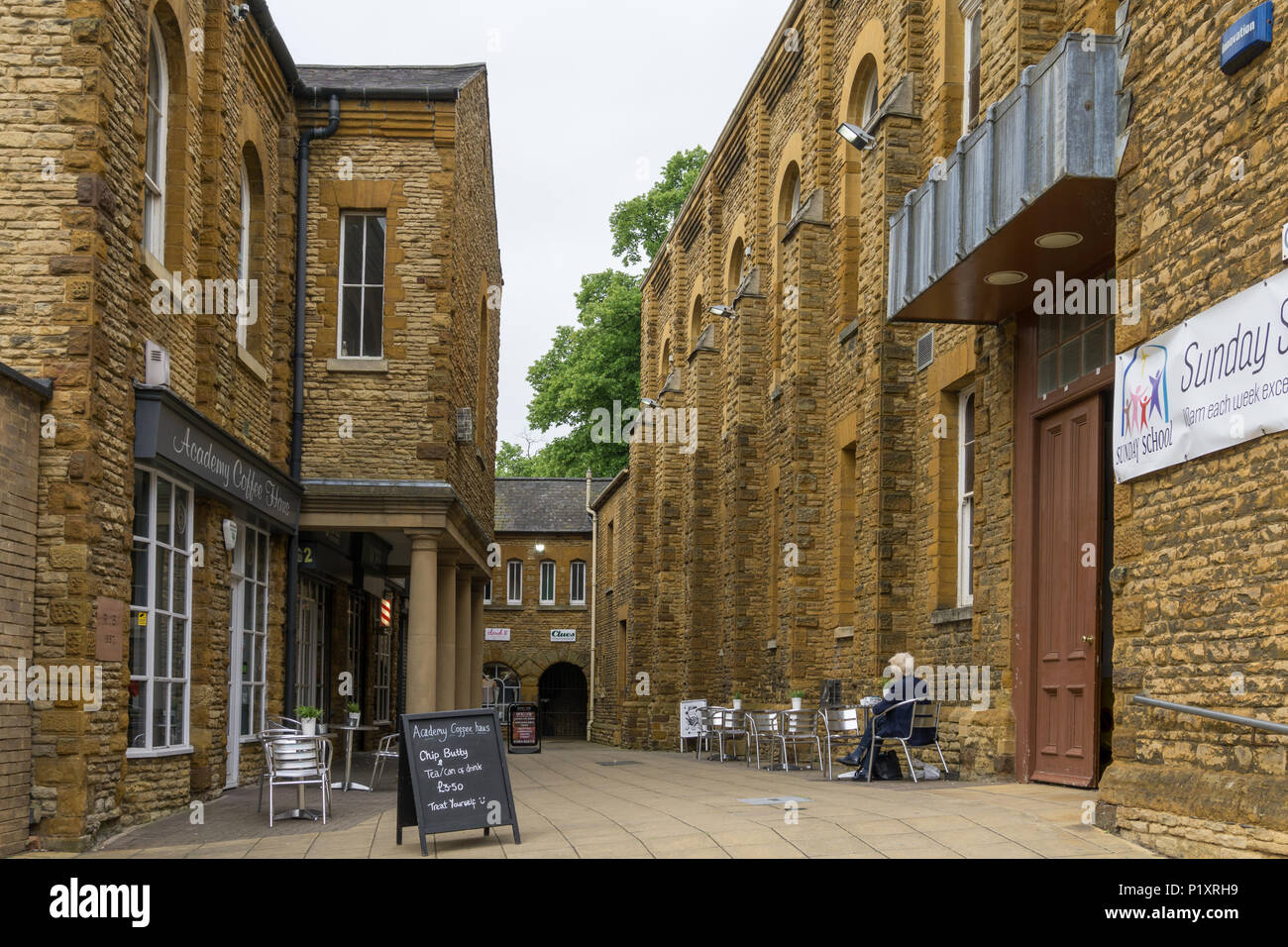 College Street Mews, un attraente arteria tra due edifici storici, Northampton, Regno Unito; ora ospita una caffetteria e alcuni piccoli negozi. Foto Stock