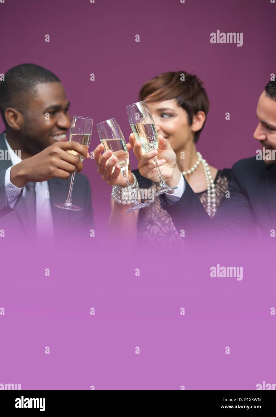 La gente celebra con bicchieri di champagne Foto Stock