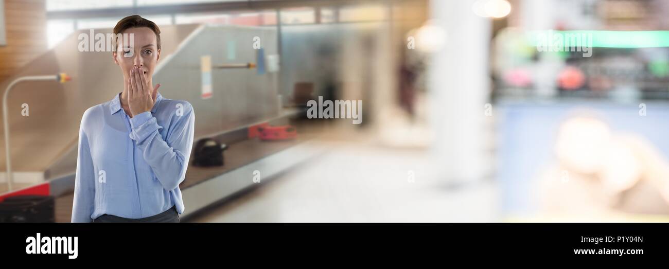 Imprenditrice in aeroporto sconvolto con la mano sulla faccia al bagaglio il nastro di raccolta Foto Stock