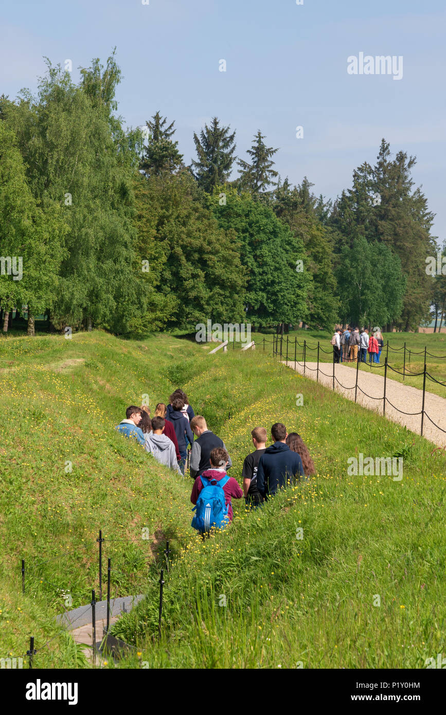 I visitatori a piedi attraverso la trincea di conserve in Terranova Memorial Park, vicino Beaumont-Hamel, Somme, Francia Foto Stock