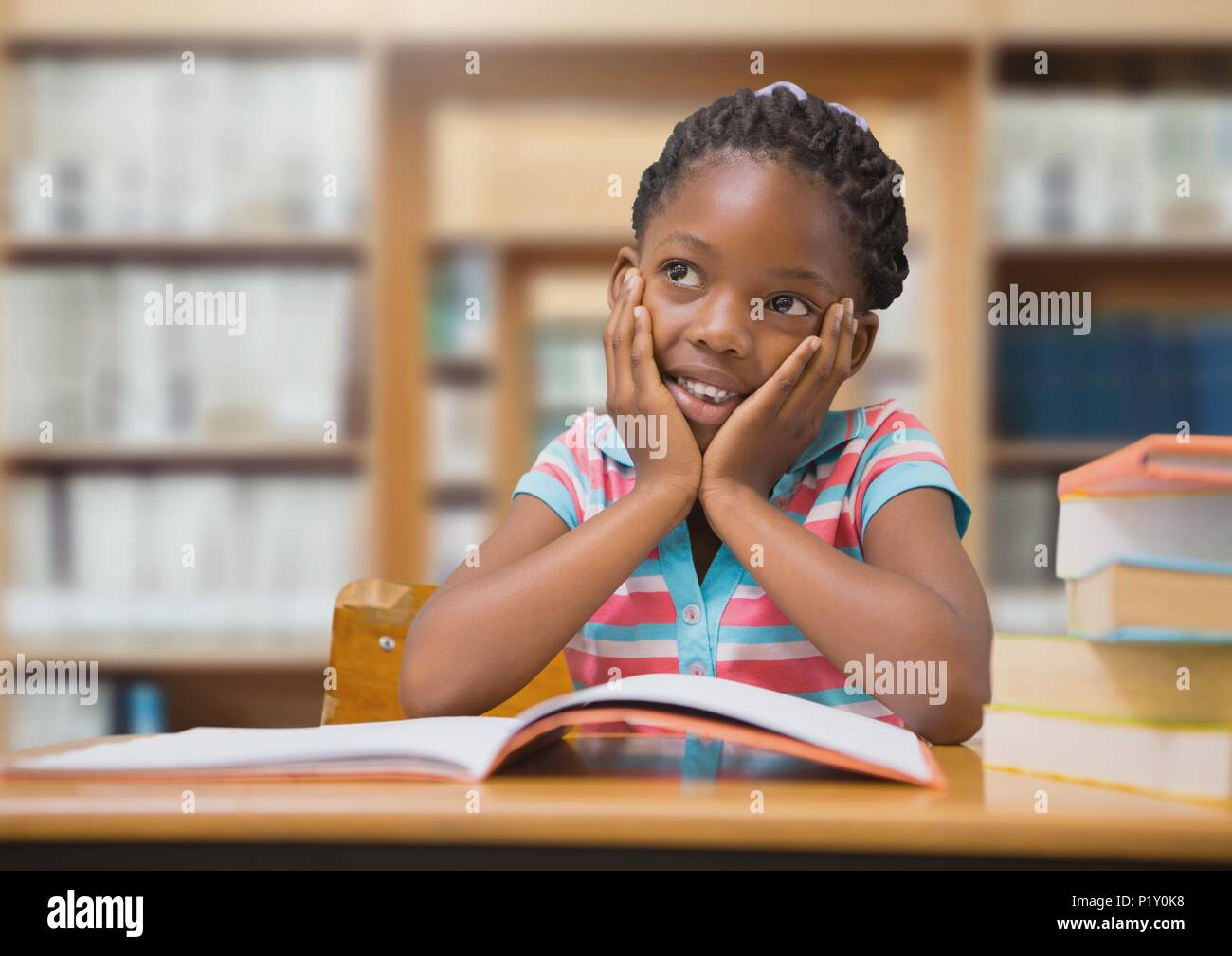 School girl nella libreria di istruzione Foto Stock