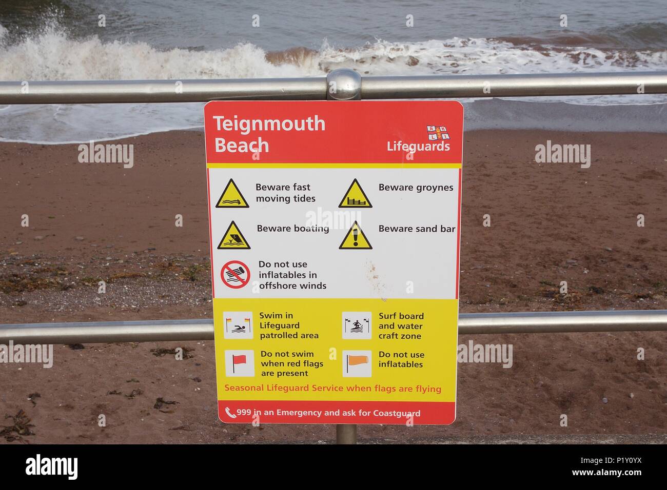 Bagnini di segno a Teignmouth beach, South Devon informare la gente di sicurezza dell'acqua Foto Stock