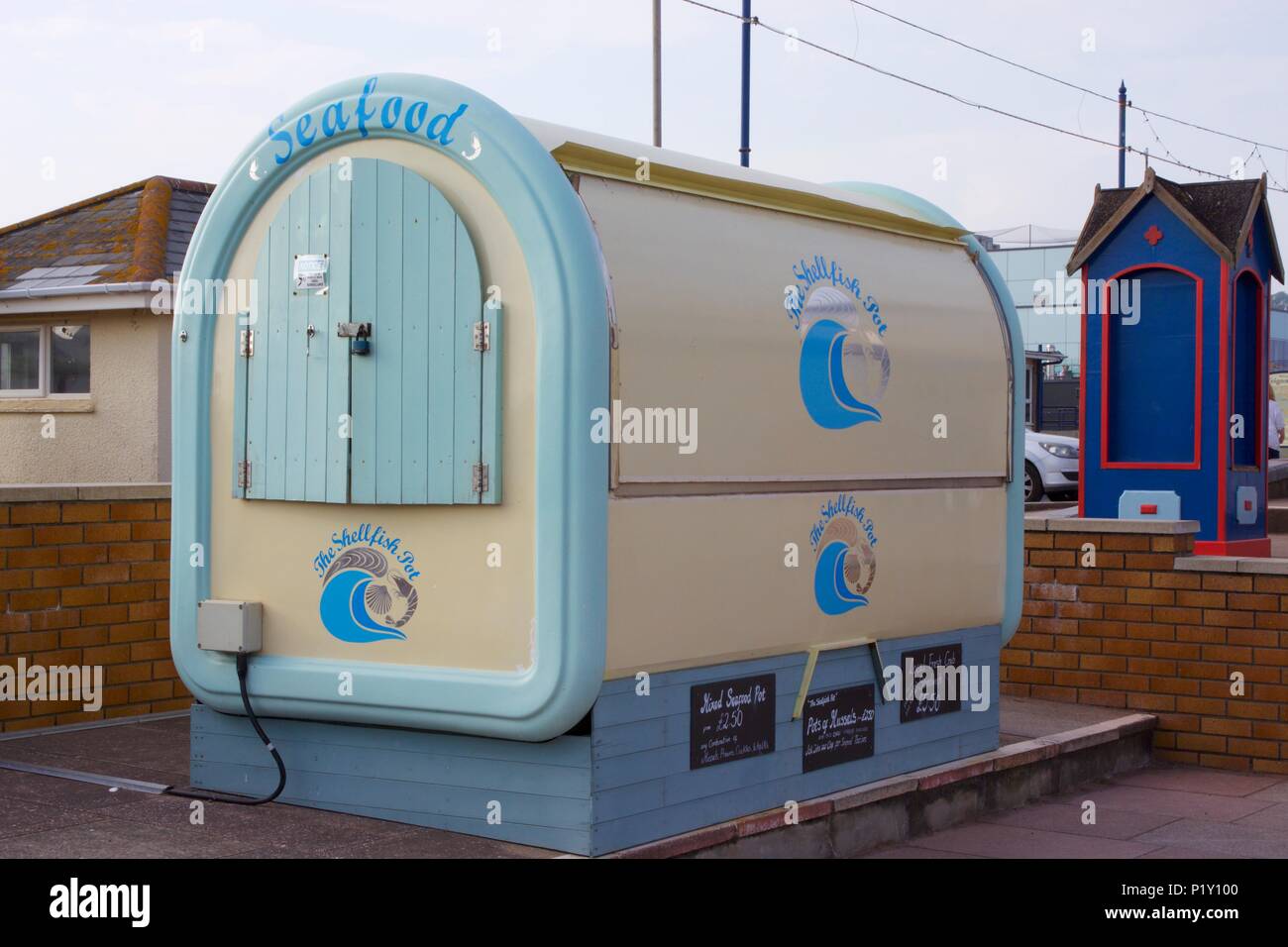 Chiuso il mollusco pot che è un cittadino britannico di stallo di frutti di mare sul lungomare di Teignmouth, South Devon Foto Stock