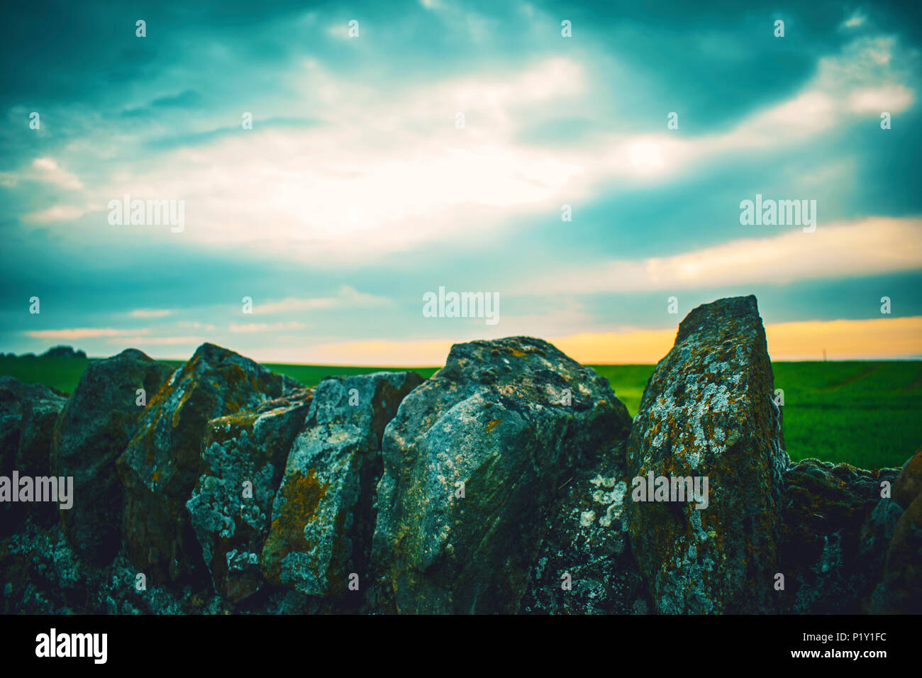 Scottish frontiera terrestre di muro di pietra al tramonto Scozia concetto di viaggio Foto Stock