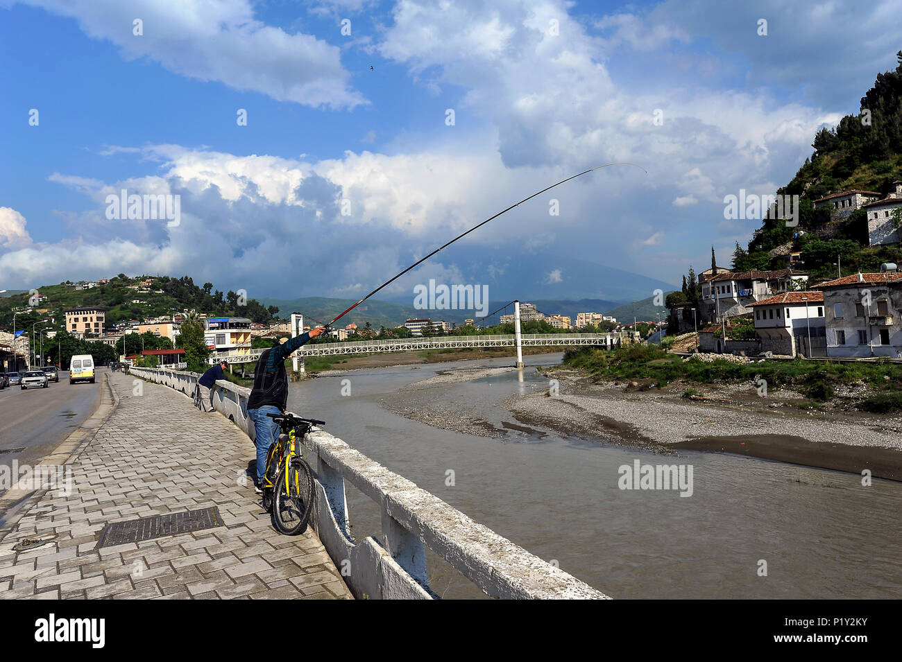 Berat, Albania, un uomo della pesca sulle sponde del fiume Osum Foto Stock