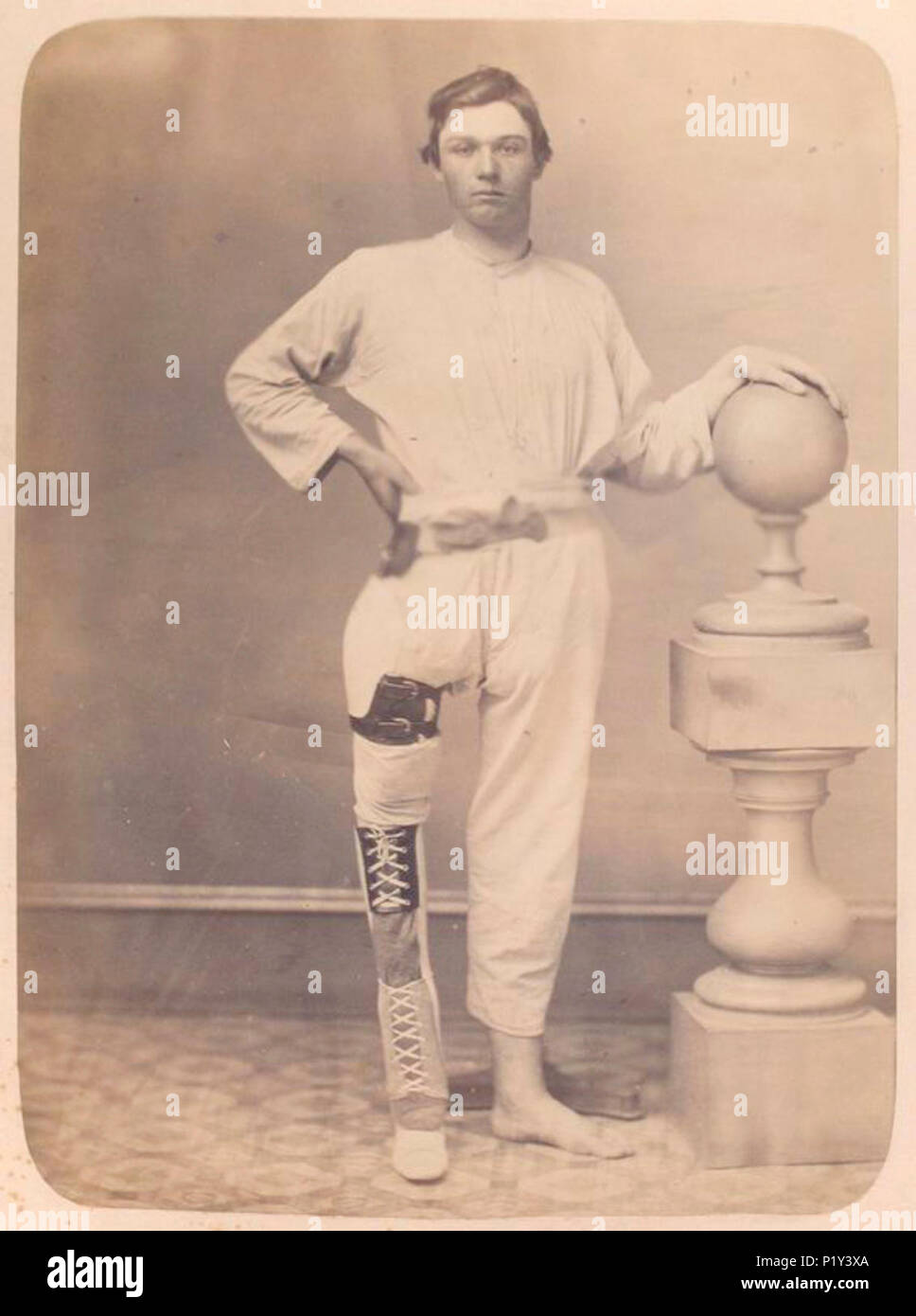 (Vestito uomo sorge di fronte alla fotocamera, accorciata la gamba destra encas... (3110014975). Foto Stock