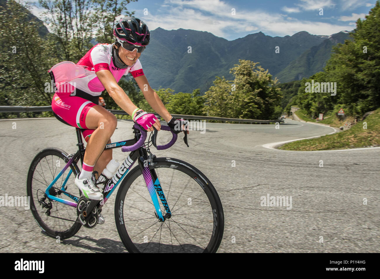 Paola Gianotti donna ciclista Guinness detentore del record mondiale di ciclismo femminile il suo giro d'Italia 2018 un giorno in anticipo degli ufficiali di sicurezza professionali Foto Stock