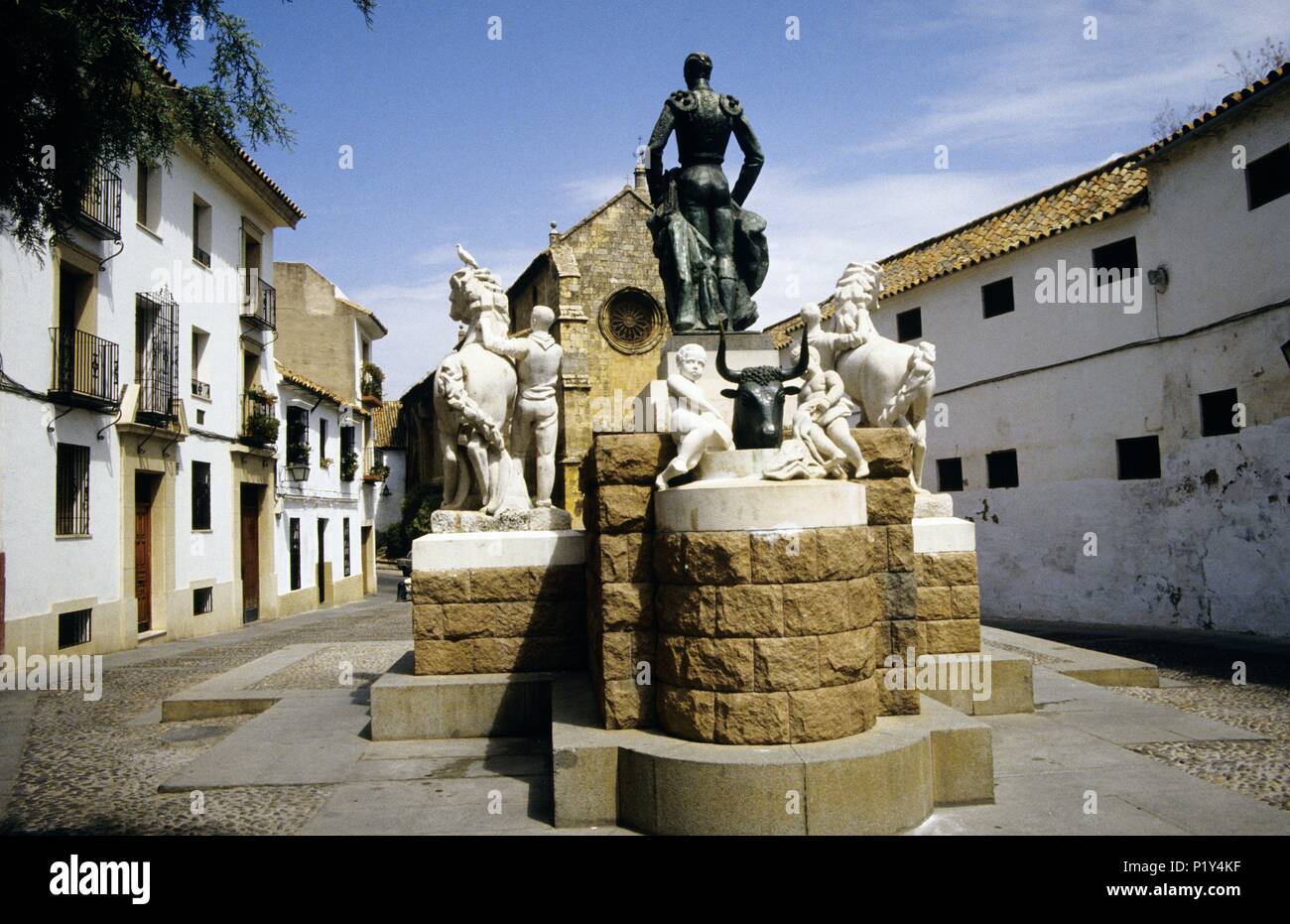 Plaza de la Marina Square e Manolete monumento (grande "torero"), Iglesia al fondo. Foto Stock