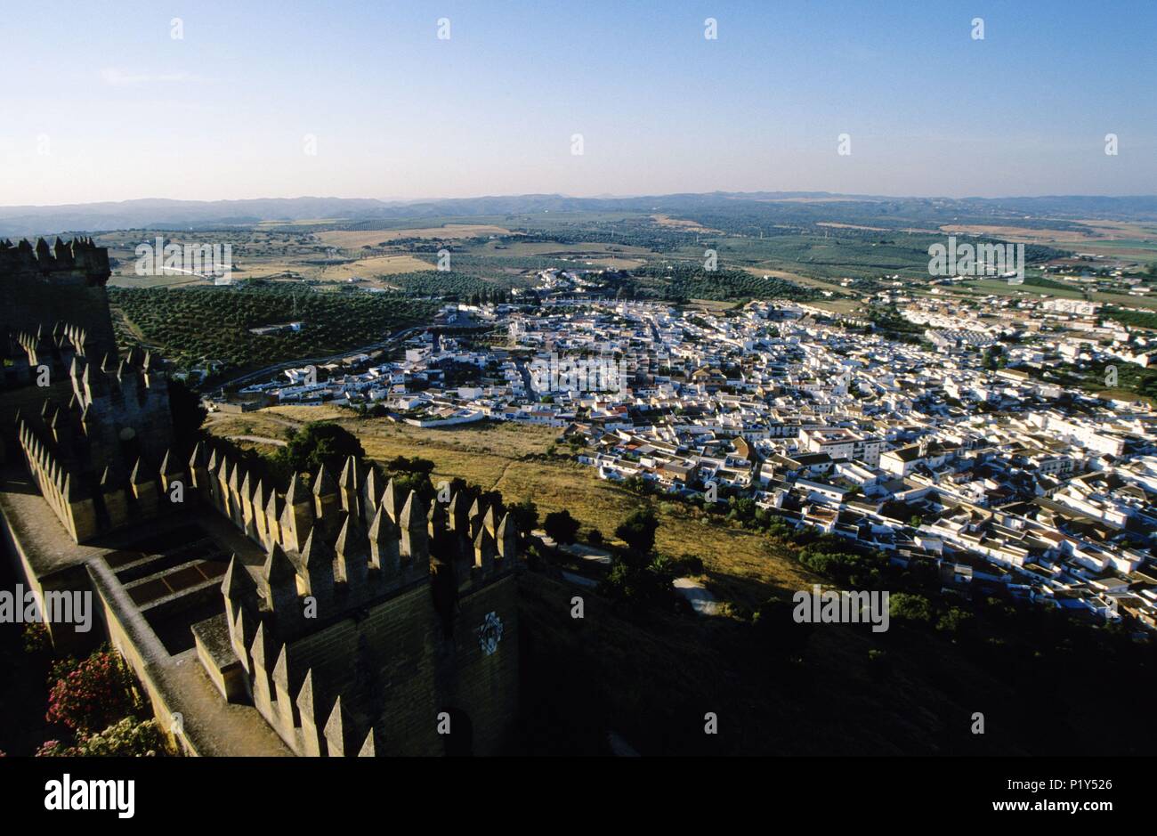 Panorama di Almodóvar del Río, dal castello arabo. Foto Stock