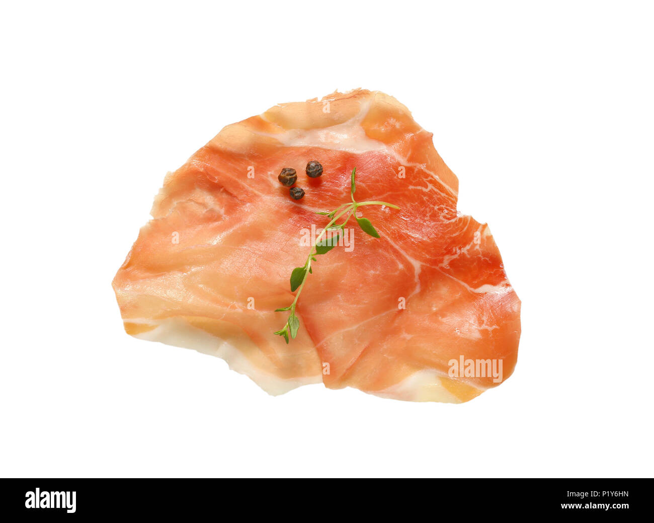 Fetta di aria secca prosciutto con il timo e il pepe su sfondo bianco Foto Stock