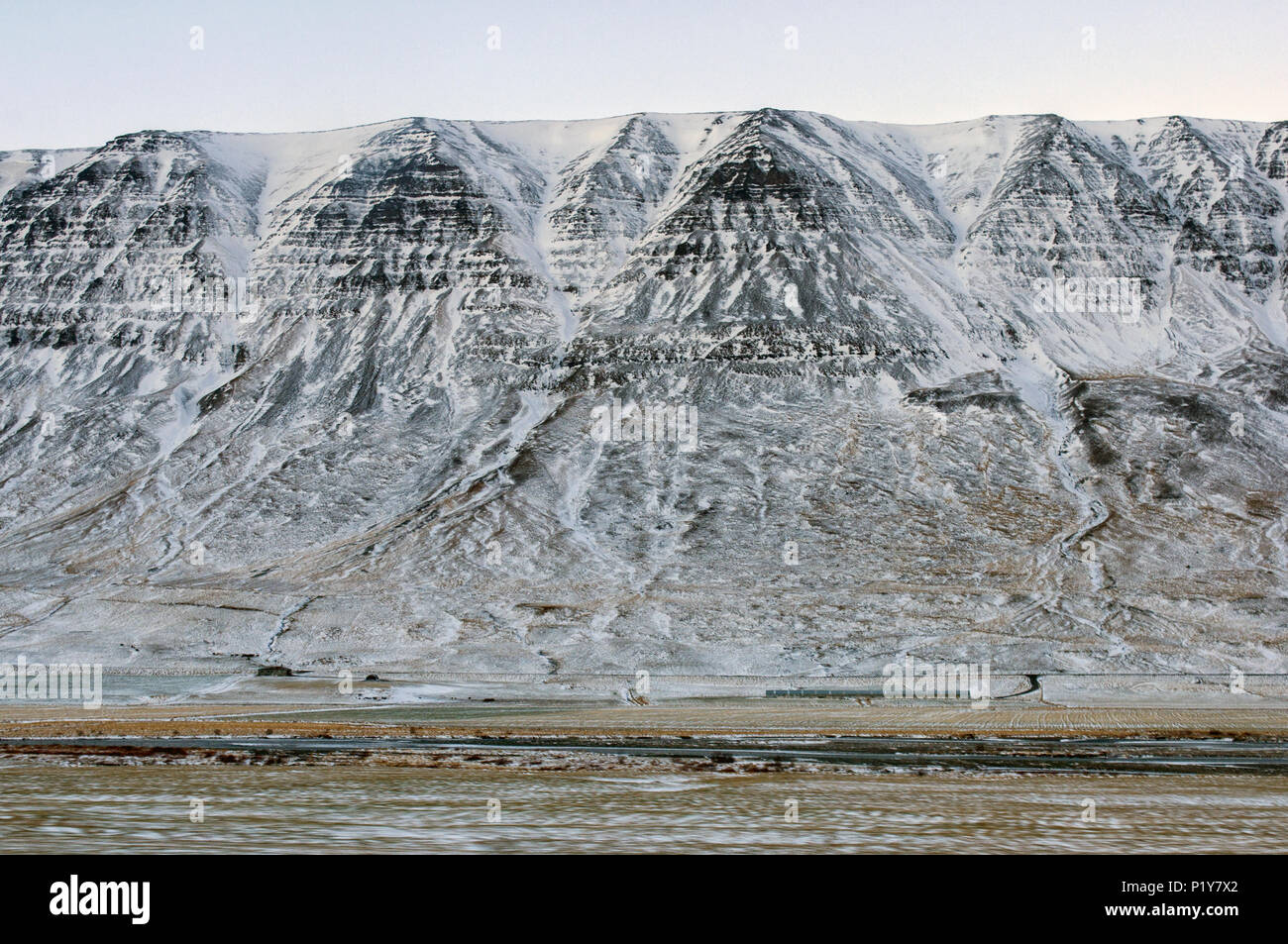 Una vista mozzafiato di alcuni alta islandese e il nero le montagne vulcaniche nella stagione invernale. L'Islanda, l'Europa. Foto Stock