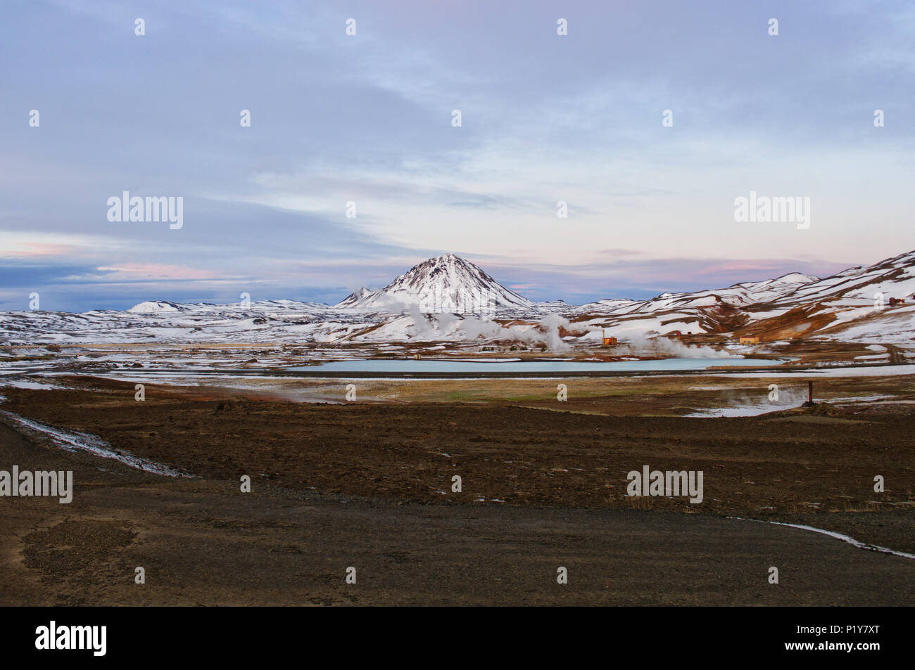 Una fantastica vista del Lago Myvatn in Islanda e la sua stazione geotermica circondato da montagne colorate. L'Islanda, l'Europa. Foto Stock