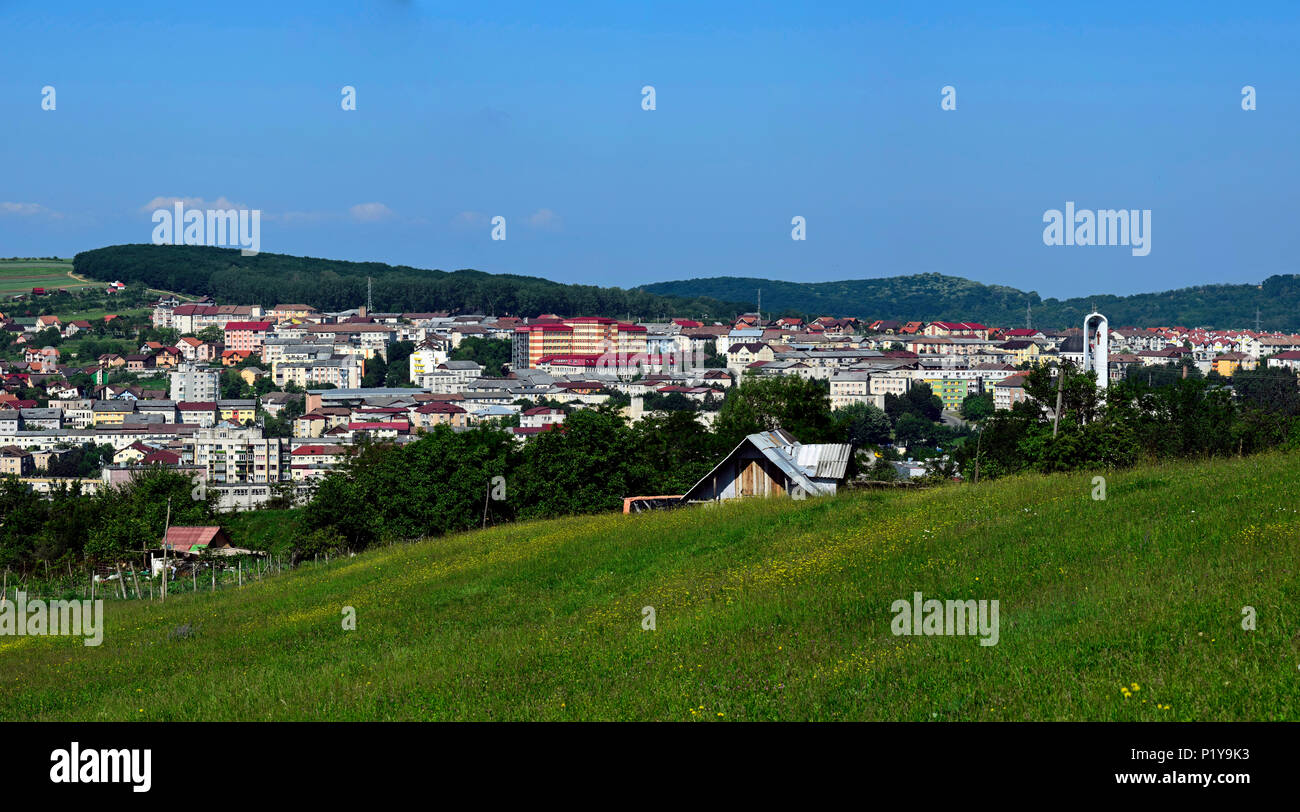 Vista panoramica verso il quartiere Dumbrava e County Hospital di Zalău città, visto da est Foto Stock